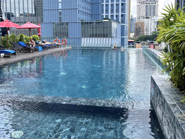 Infinity Pool สระว่ายน้ำลอยฟ้า @Skyview Hotel