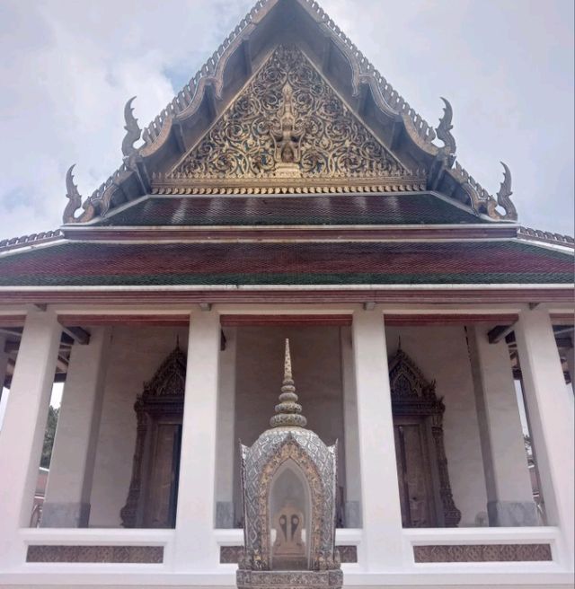 วัดสระเกศ วัดที่มีถ้ำและภูเขาจำลอง กลางกรุงเทพ✨️