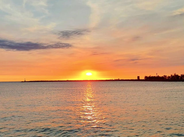 西子灣日落-夕陽西下，慢慢沉入海平線的夢幻景觀