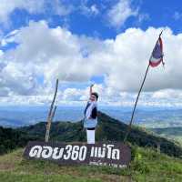 ถ่ายรูปกลางทุ่งหญ้าเขียวขจี🍃🌳🌱