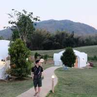 พักผ่อนในธรรมชาติที่ Igloo Hotel สวนผึ้ง