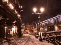 《銀山温泉》趣深い温泉街と雪景色