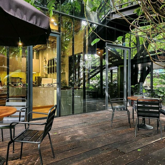 A Peaceful Garden Cafe in Bangkok