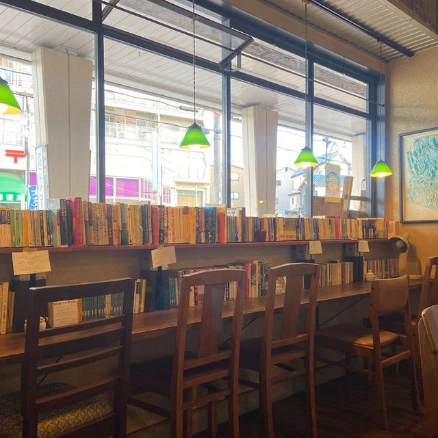 【日本・大阪🇯🇵】本屋のようなおしゃれモーニング