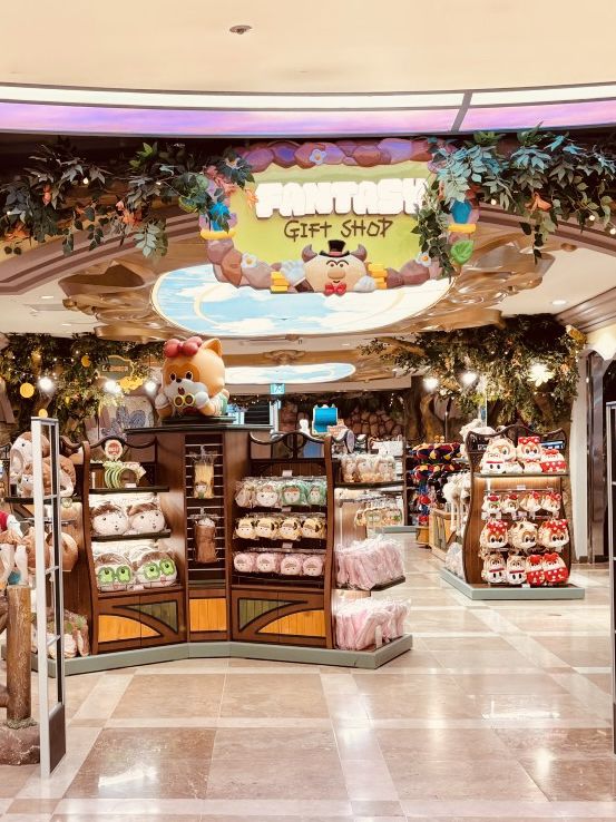 Lotte World Adventure: A Warm Escape on a Frigid Day! 🎡✨