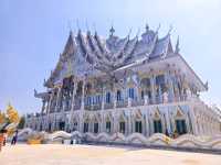 วัดพุทธพรหมยาน ฉะเชิงเทรา – โบสถ์กลางน้ำสุดอันซีน!