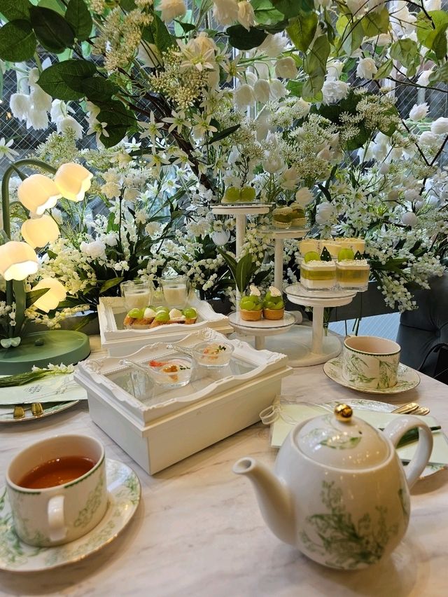 カフェがお花に包まれる空間