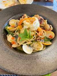 ร้านฮาลาลลับ ลพบุรี ดีนะที่ขับรถไม่ไว แอบอยู่หลังรั้วต้นไม้