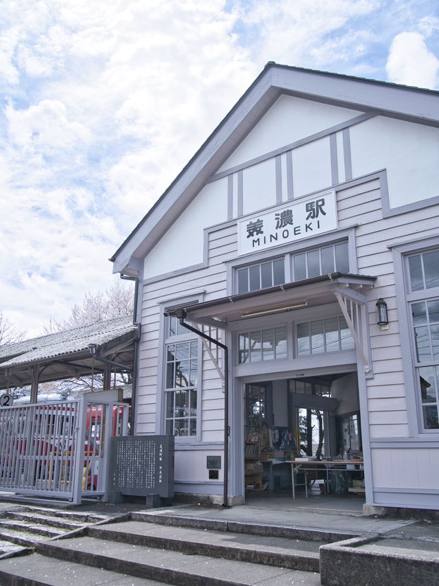 【岐阜】行かなきゃ損‼️レトロ駅舎と桜のコラボ🌸旧駅舎でタイムスリップ体験！