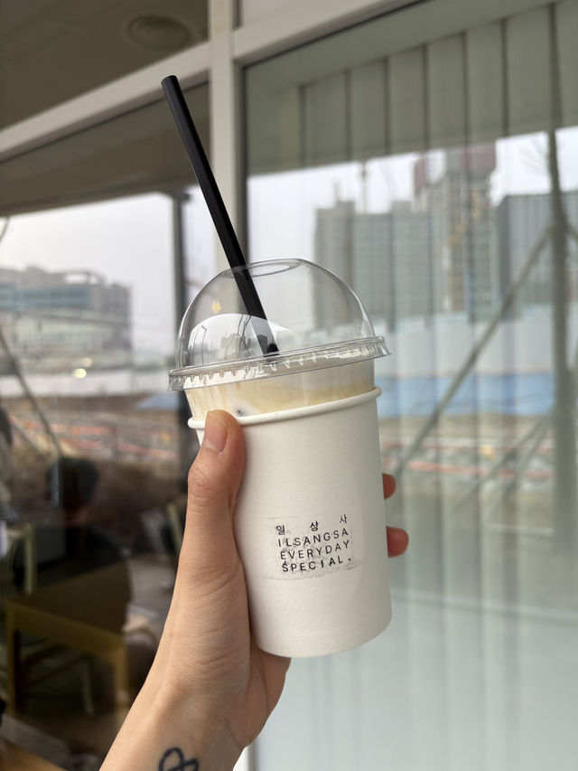 평범한 일상에 감성 한스푼 넣어주는 ‘일상사’☕️