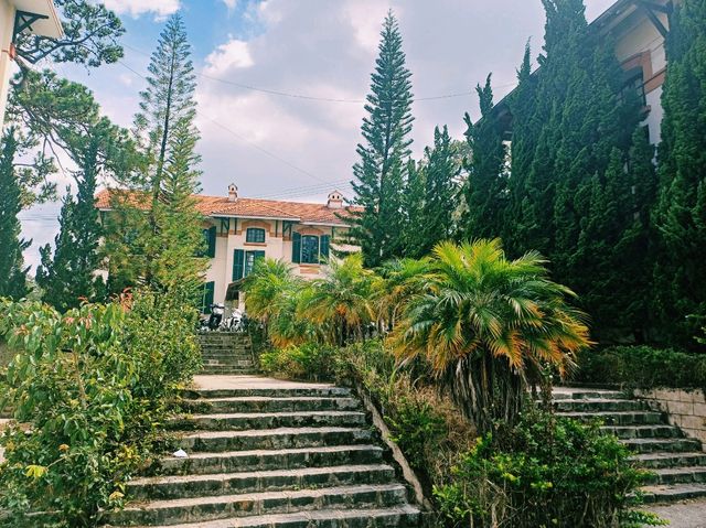 越南大叻市中心著名大學校區景點：Trường Cao Đẳng Đà Lạt，歐式園林藝術風格設計校區，適合打卡拍照📸
