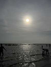 นั่งเล่นกินข้าวริมทะเลหาดบางแสนกับครอบครัว