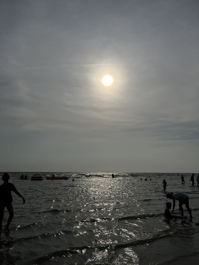 นั่งเล่นกินข้าวริมทะเลหาดบางแสนกับครอบครัว นั่งเล่นกินข้าวริมทะเลหาดบางแสนกับครอบครัว