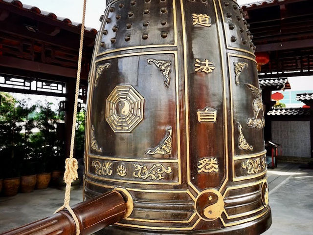 Temple Ji Dian Senggarang: Where River Gods & Coconut Tarts Collide" 🌊🏮