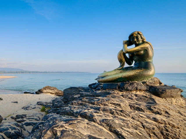 🏖️ Samila Beach: A Backpacker’s Guide to Songkhla’s Golden Sands & Mermaid Magic!