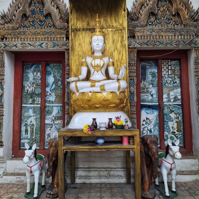 ไหว้พระแล้วชมอุโบสถศิลปะสมัยอยุธยา