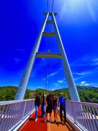 穿越僻靜山谷的高空吊橋