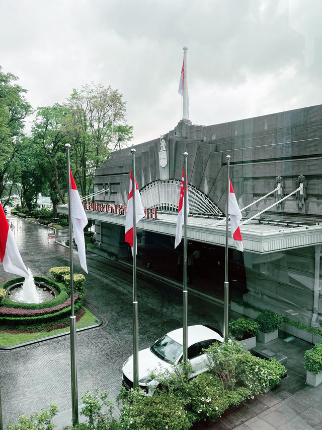 Majestic Sights in the Rain: An Afternoon Stroll by the Fullerton Bay Hotel 