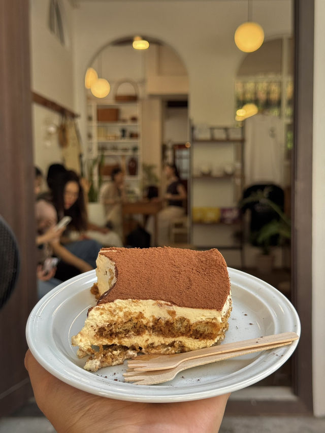 คาเฟ่เชียงใหม่ ที่ทีรามิสุอร่อยมากกก 🍰🧋