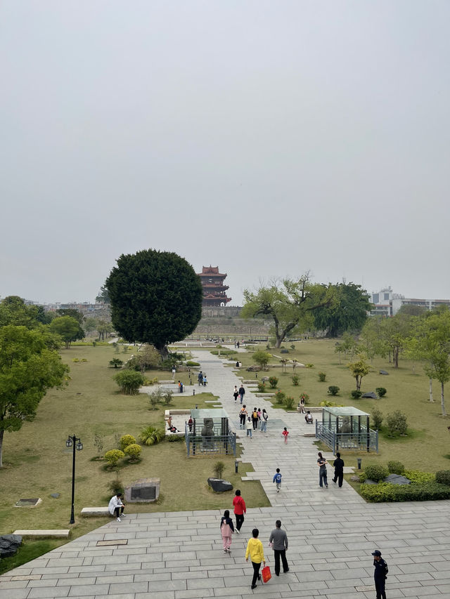 「探訪千年之美－肇慶麗譙樓的神秘魅力」🏰✨🖋️