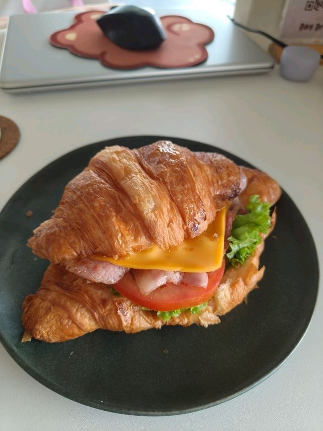 Cozy Vibes & Crispy Bites – Café Break Done Right!