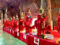 自然と伝統が織りなす、マニウォン寺院の美しい風景。