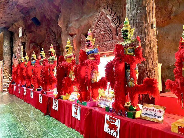 自然と伝統が織りなす、マニウォン寺院の美しい風景。
