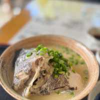 🐟早到才吃得到！名護漁港隱藏版海味食堂，生魚片新鮮厚切、魚湯鮮甜必點！