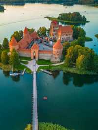 Europe 🌍🏰✨ Trakai Island Castle: Lithuania’s Fairytale on Water! 🌊🇱🇹