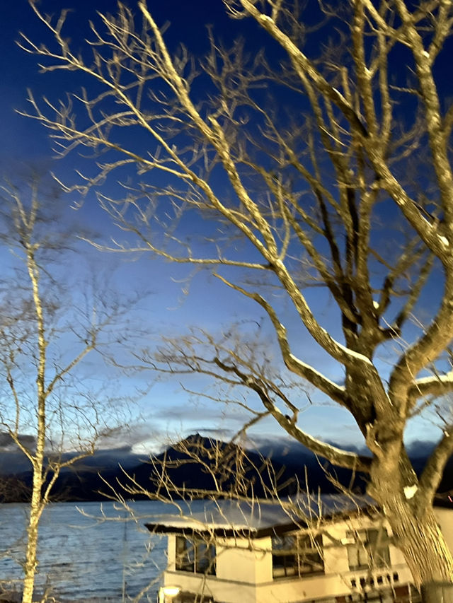 夢幻藍光冰之城！北海道「支笏湖冰濤祭」讓你秒進冰雪童話世界❄️✨