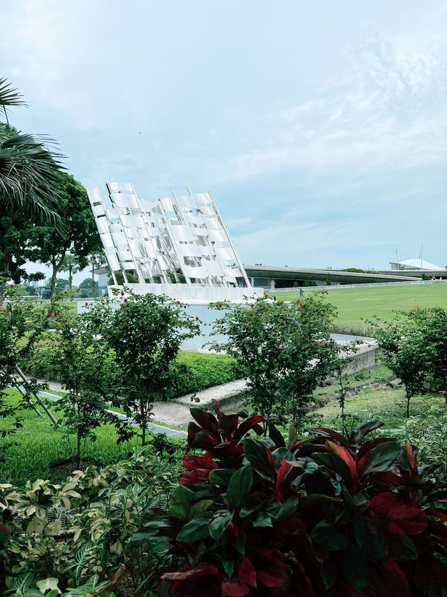 Breathtaking Arrival at Gardens by the Bay via MRT