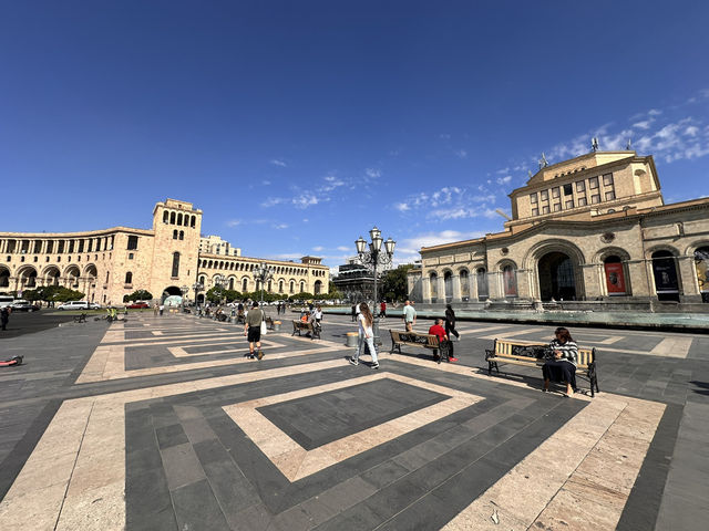 【Republic Square／共和国広場｜エレバン“ピンクの調べと踊る噴水が息づく都市の心臓”】