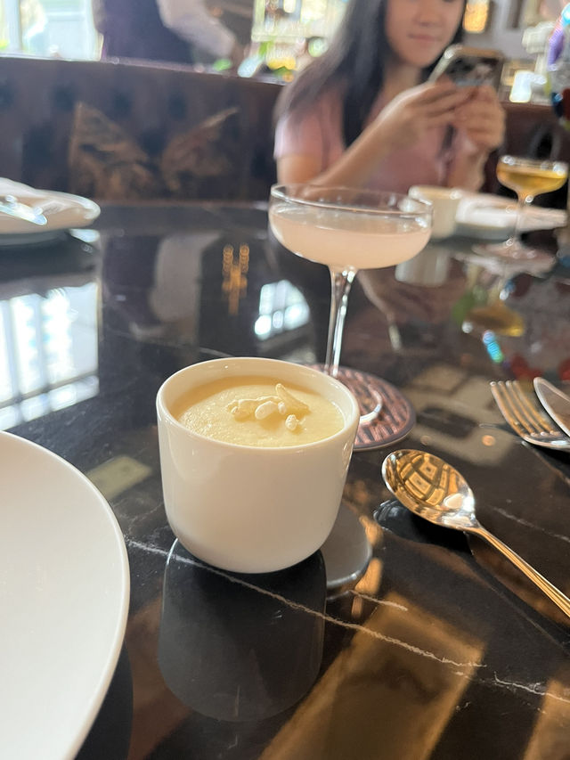 Lofty and beautiful place for hightea 