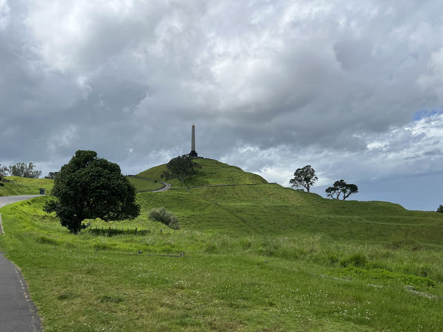 🌳 One Tree Hill（Maungakiekie）｜城市裡最有靈魂的火山丘 