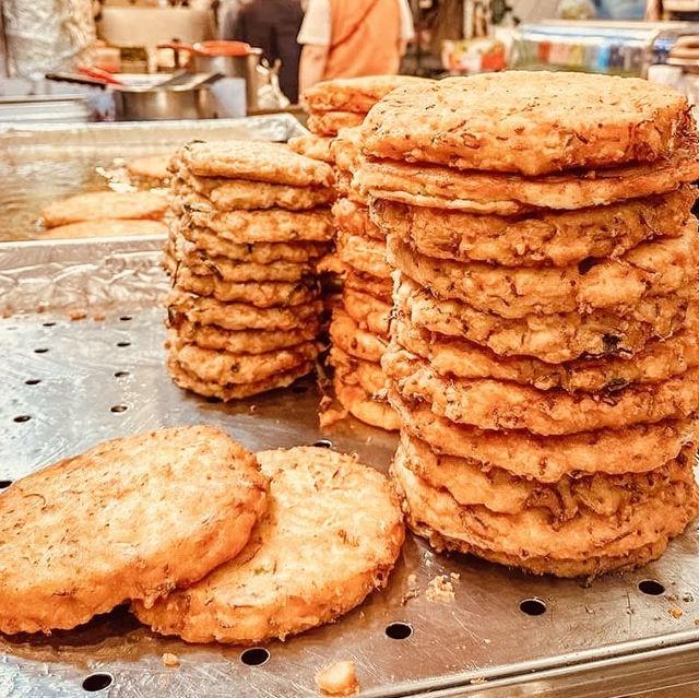 Solo Feasting at Gwangjang Market: Seoul’s Ultimate Street Food Adventure!** 🍜🎪