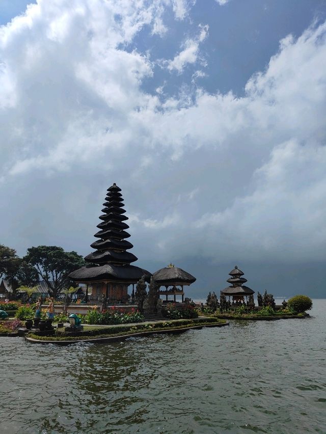 🛕 Reflections in the Mist: A Visit to Ulun Danu Beratan Temple