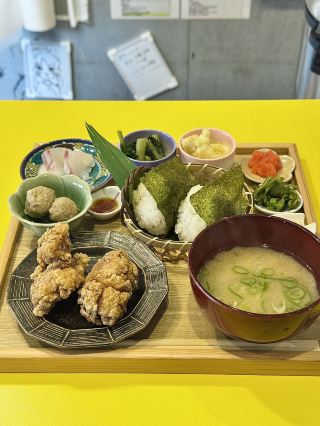 【오사카/에비스초】무한 리필 주먹밥＋닭튀김 무제한 먹기!?