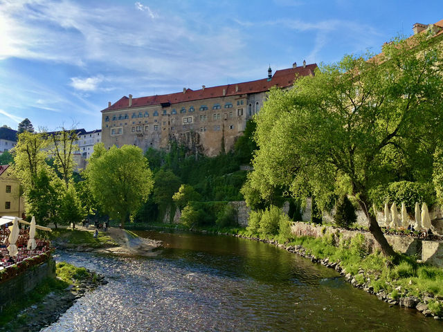 Riverside Magic✨ Lazebnický Most – Gateway to Český Krumlov’s Fairytale Old Town