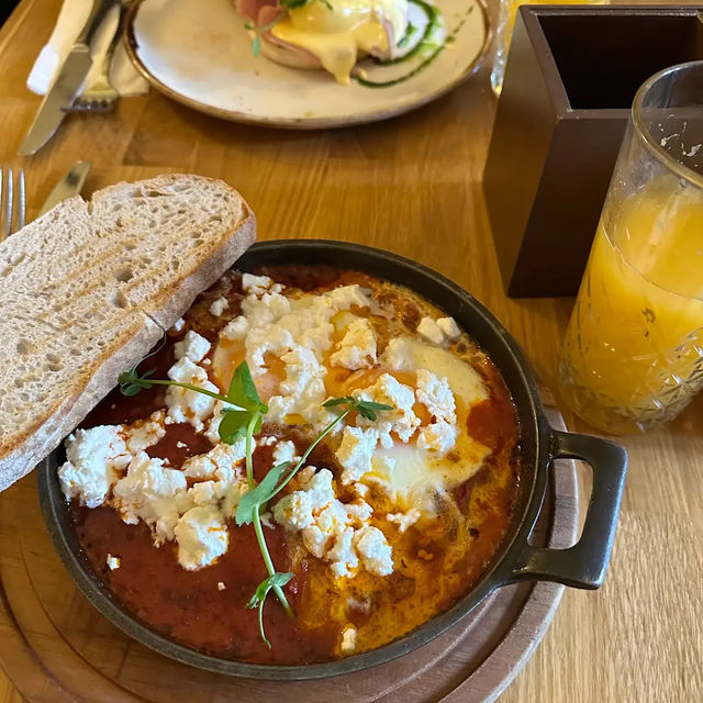 ☕ Quintessential English High Tea on the Canal ☕ Quintessential English High Tea on the Canal