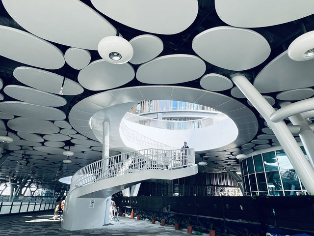 雲朵造型的高雄車站