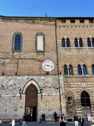 錫耶納小巷中瀰漫的中世紀氣息