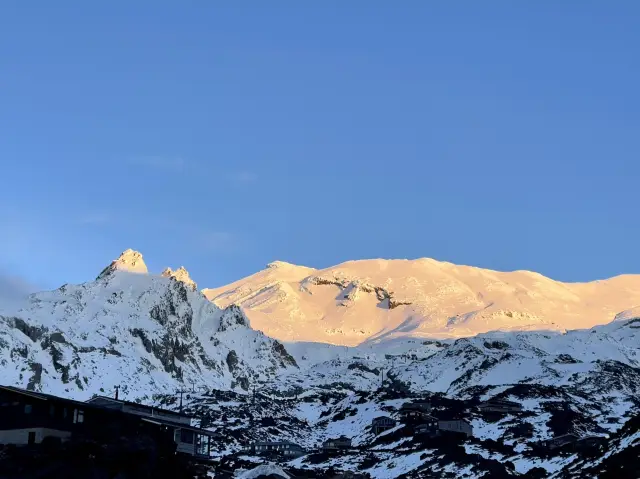 Snow Peak Escape🏔️  