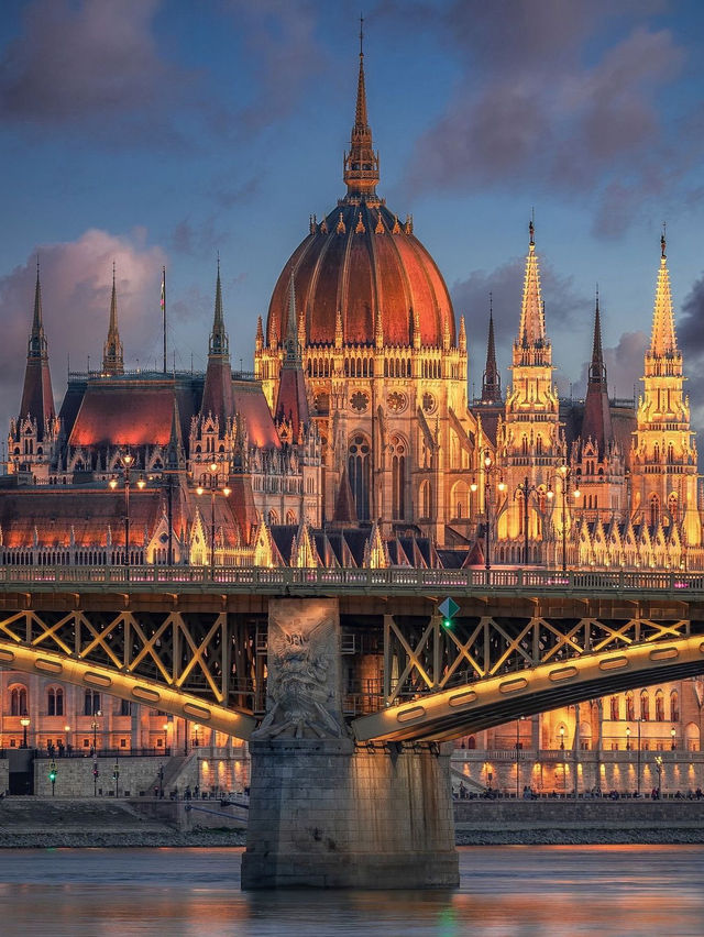 BUDAPEST NIGHTSCAPE, HUNGARY – THE CITY OF GOLDEN LIGHTS