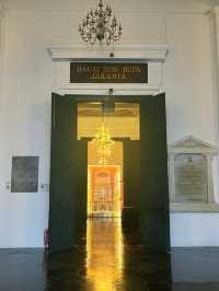 Di depan bangunan megah, seni berbicara lewat keramik, guci,