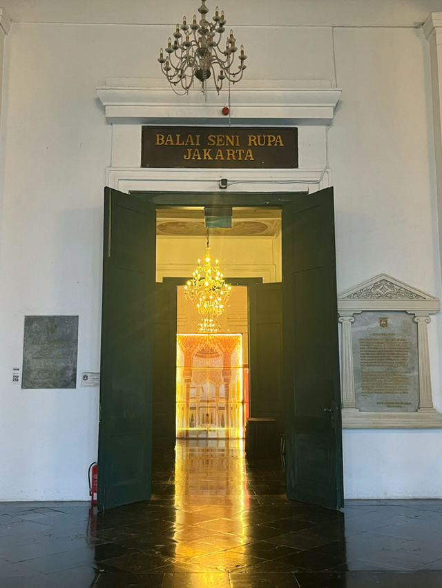 Di depan bangunan megah, seni berbicara lewat keramik, guci, Di depan bangunan megah, seni berbicara lewat keramik, guci,