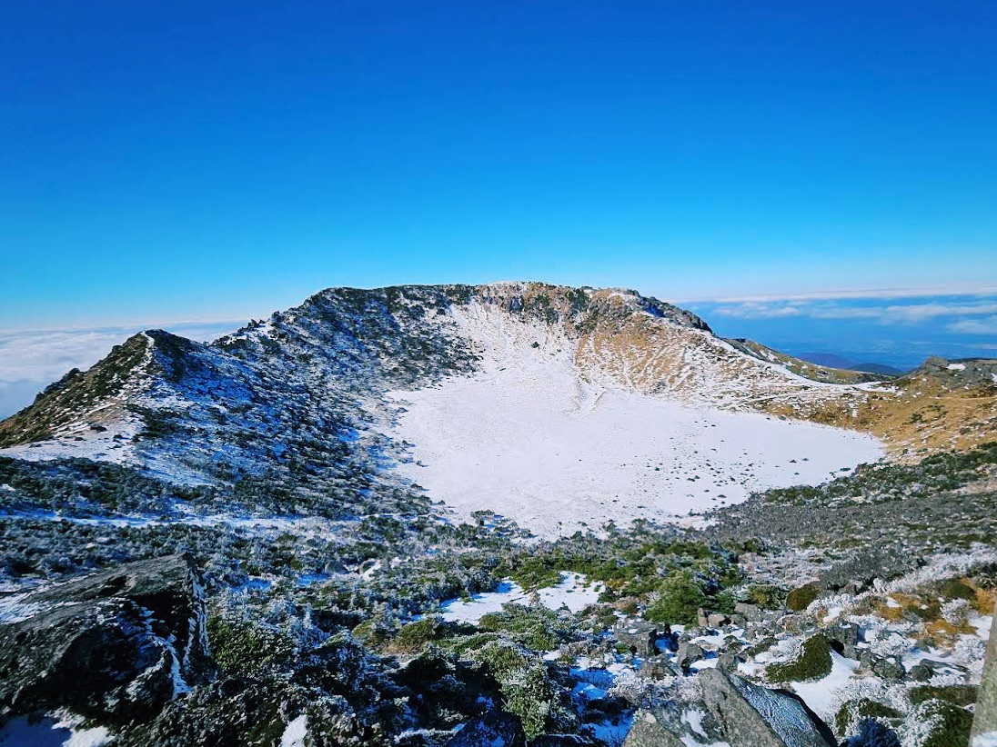 雪に包まれた漢拏山（ハルラサン）国立公園の絶景。 | Trip.com 済州市