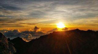 Chasing sunrise above the clouds 🌅⛰️