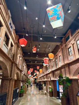 [Zhubei Cuisine] Enjoy piping hot, authentic, cross-cultural Chinese dishes under the backdrop of retro red bricks and Hakka sky lanterns! ✨🍚