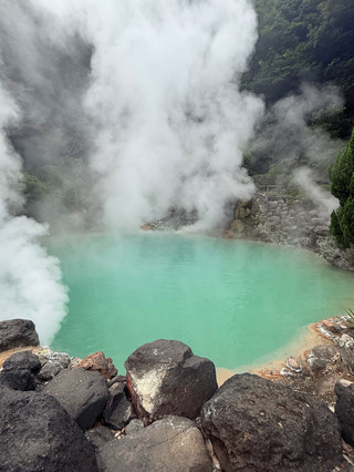 Be amazed by the breathtaking cobalt blue scenery! A representative spot on the Beppu Hell Tour where you can also enjoy a footbath.