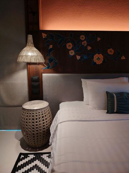 Relax and unwind in a Deluxe Grand Mercure Khao Lak Bangsak room and enjoy the refreshing tropical forest views! 🌿💚✨